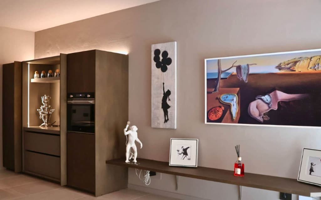 Zona giorno con cucina e dettagli d'arredo