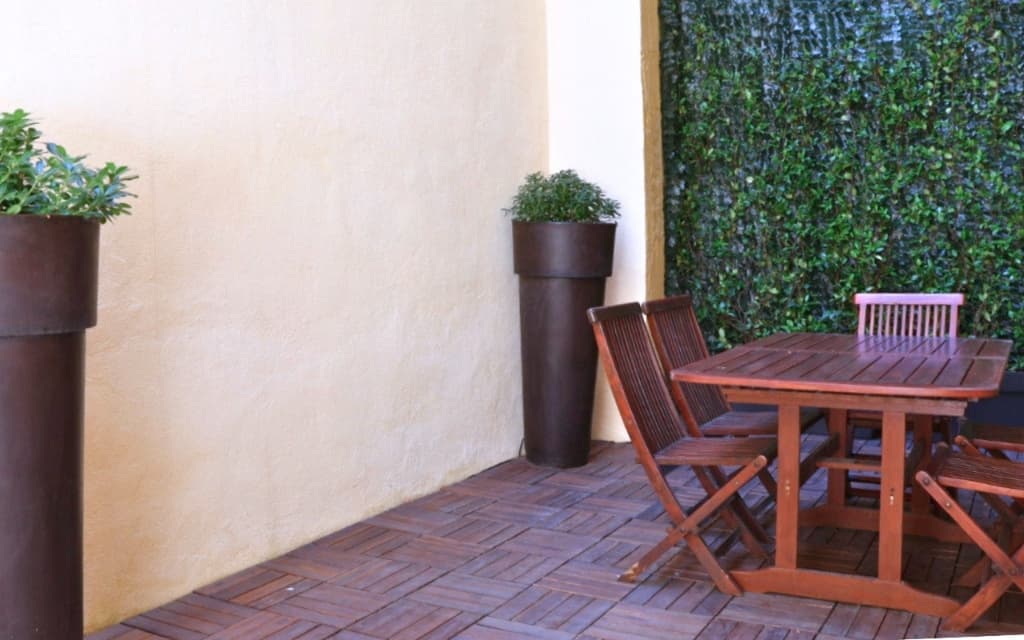 Terrazzo esterno con tavolo in legno e piante