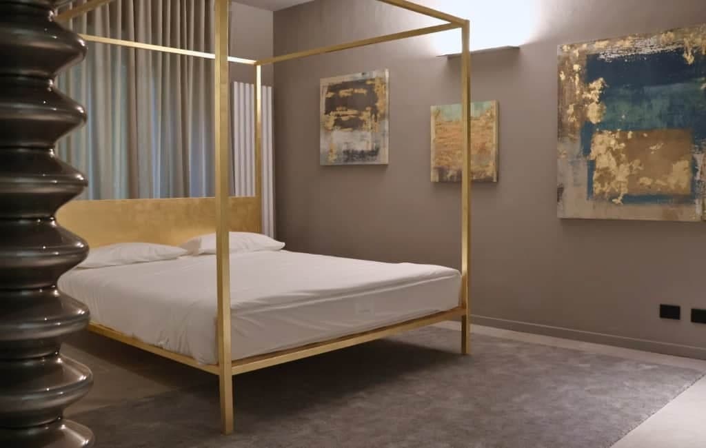 Camera da letto matrimoniale con letto a baldacchino dorato